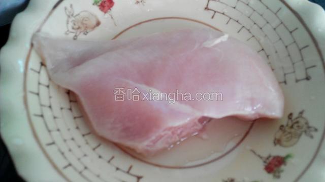 鸡胸脯肉洗干净。