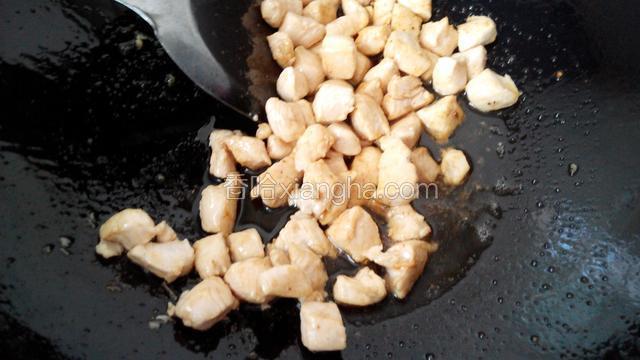炒锅置油烧至2层热放入鸡肉，生抽翻炒。