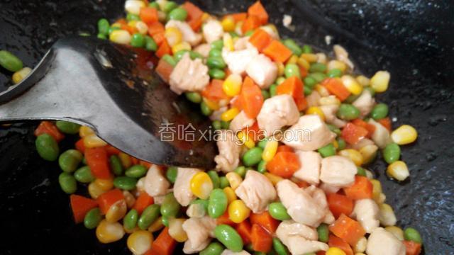 开大火陆续放入三丁蚝油，盐炒匀。