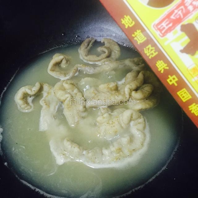 肥肠买回来洗干净入锅，水、少许白酒、十三香，煮40-60分钟