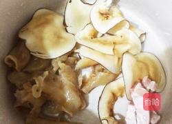 花胶海底椰瑶柱排毒汤的做法图解4