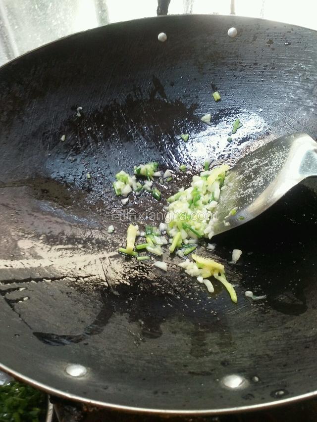 锅烧热，放油，姜，葱头，蒜子翻炒一下，开小火，