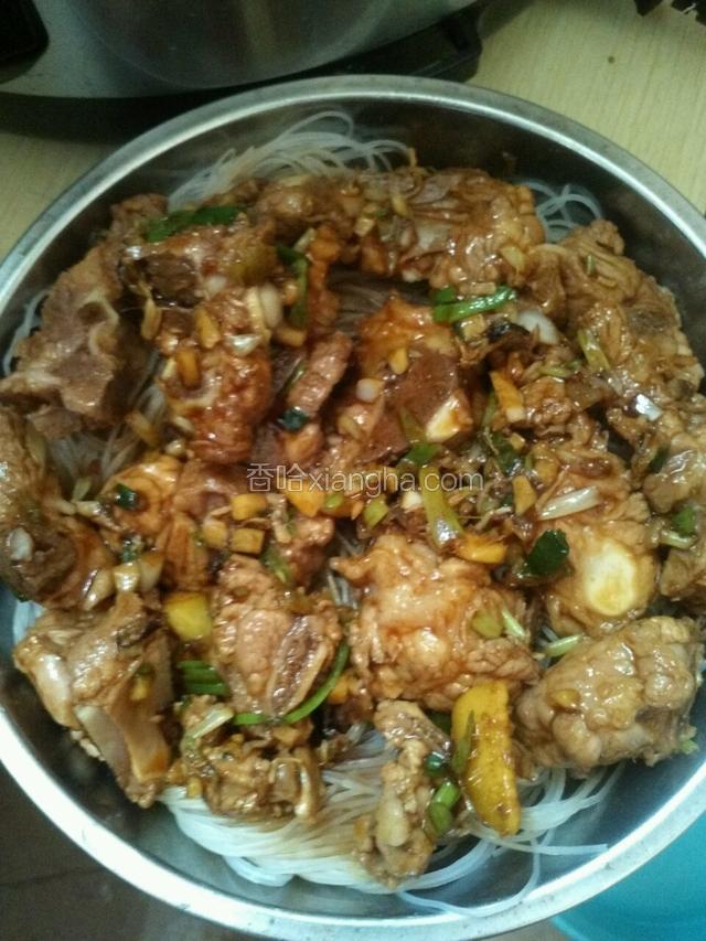 粉丝在底下，排骨均匀的铺在面上