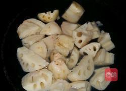 莲藕猪骨汤的做法图解2