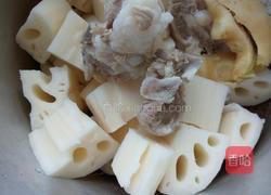 莲藕炖排骨的做法图解1