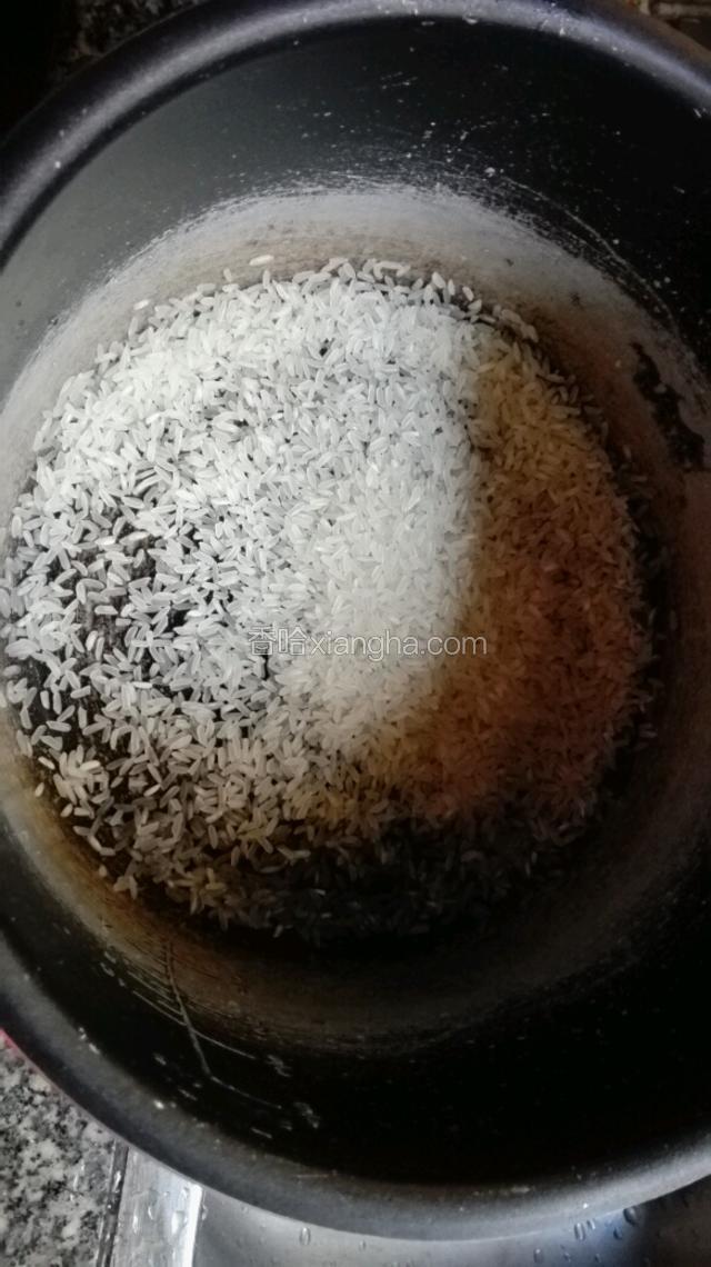 装一杯米放入电饭锅里，放入水洗两三次，洗干净备用