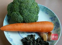 蒜蓉西兰花胡萝卜炒黑木耳的做法图解1