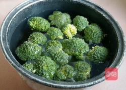 蒜蓉西兰花胡萝卜炒黑木耳的做法图解3