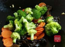 蒜蓉西兰花胡萝卜炒黑木耳的做法图解13