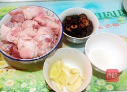 香菇炖猪脚的做法图解1