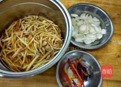 黄花拌百合的做法图解1