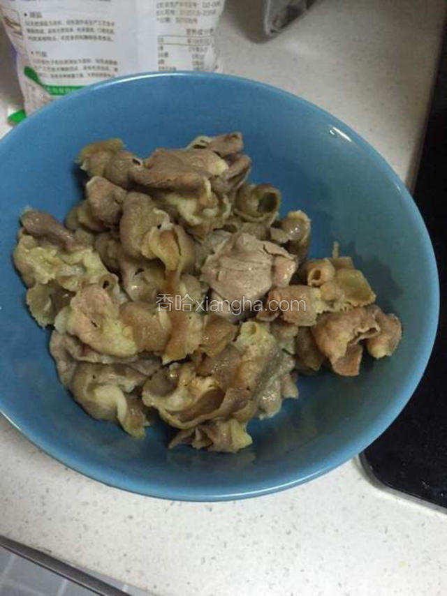超市买来的肥牛，现在沸水中烫熟没有血丝就好，放在碗中备用