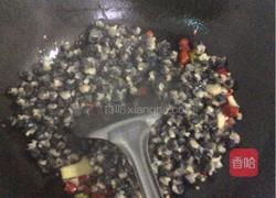 韭菜炒螺丝肉的做法图解3