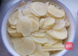 土豆鸡蛋金黄小肉饼的做法图解1