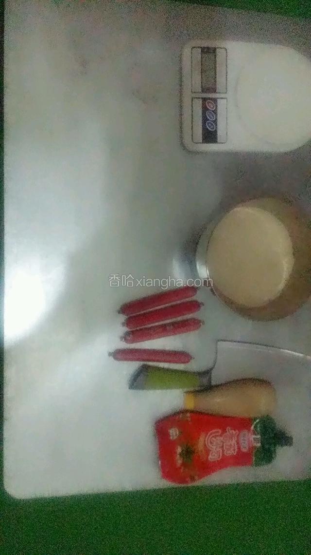高筋粉和酵母粉混合过筛，加温水，鸡蛋和面，要和的稍微软点，放温处发酵两倍大