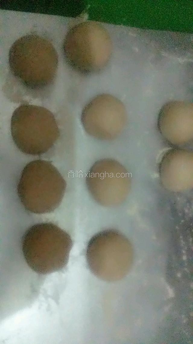 面发酵好后，分为10等分，46克一份，揉成圆形，静止10分钟