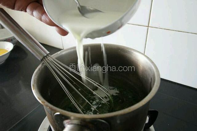 分两次加入牛奶，搅拌均匀