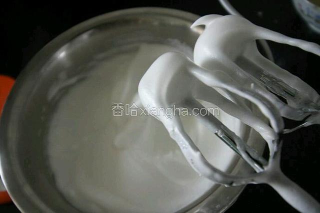 分三次加入蛋黄（外加一个鸡蛋）液，搅拌之后呈现稀得状态，注意边角地方用小勺刮出，继续搅拌（这样可以避免有大的面糊块，导致搅拌不均匀