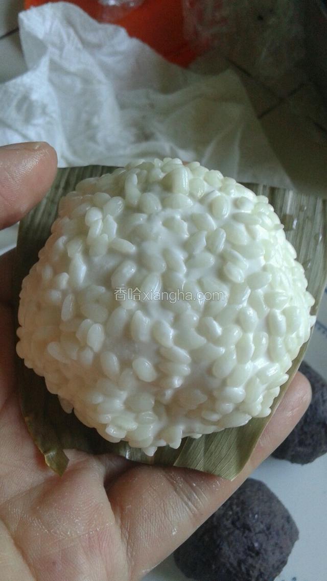 在把柔好的团放在粽叶上,