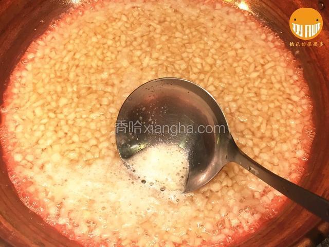 煮沸后将涩汁去除；