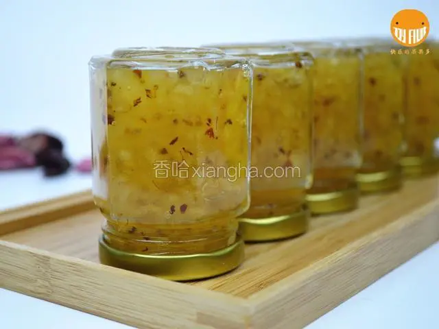 将果酱装进瓶内，盖紧瓶盖后趁热倒扣，倒扣30分钟后洗净瓶身，置于室温3~7天再放入冰箱中冷藏；