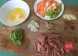 胡萝卜炒火腿鸡蛋的做法图解1