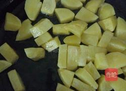 马铃薯焖排骨的做法图解1