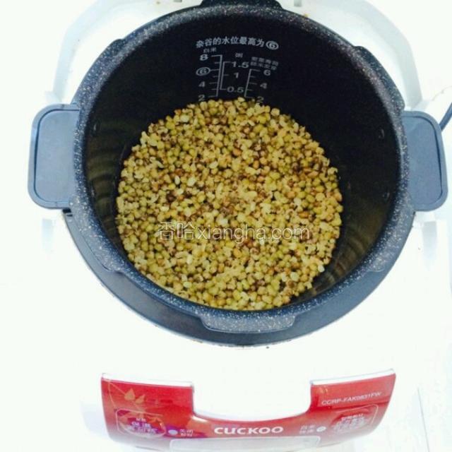 绿豆事先清洗，然后用水浸泡2到3小时，然后去皮。 