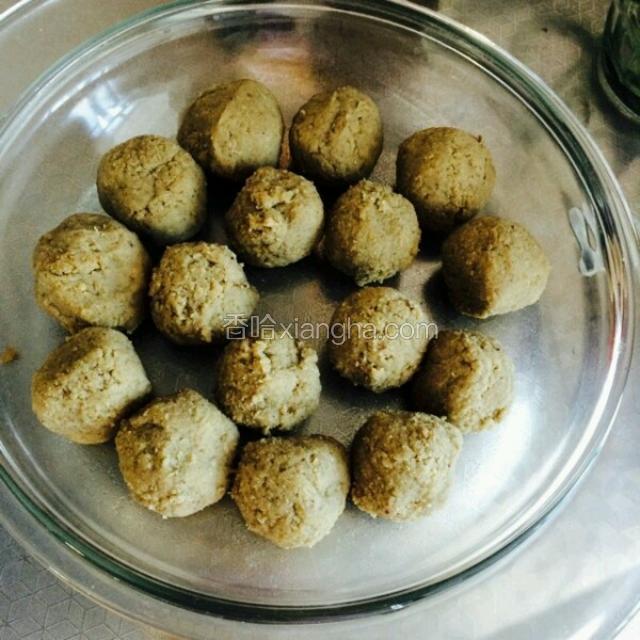 搓成球做馅料。 