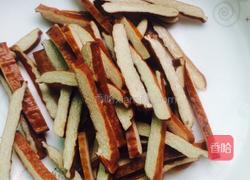 香芹茶干炒肉丝的做法图解1