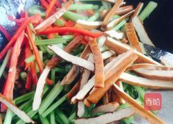 香芹茶干炒肉丝的做法图解7