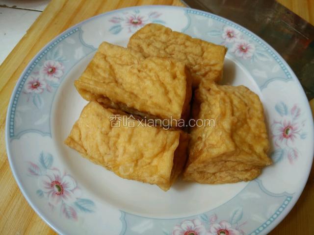 先把买回来的豆腐，洗一下掉干水分，锅里烧至八分热，倒入食用油炸至金黄色即可！