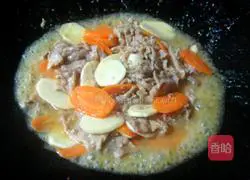 Illustration of how to stir-fry wild rice with sliced ​​meat 5