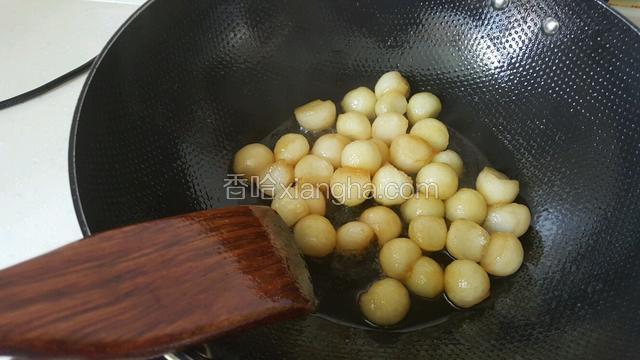 炒锅倒少许油烧热，加入白砂糖，待白砂糖溶化变成酱黄色并冒小泡泡时，倒入冬瓜球翻炒上色