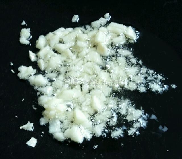 锅里面放少许油，油热放蒜头进去炒至出香味。