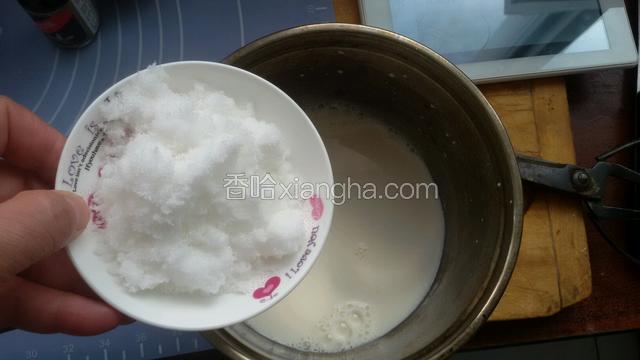 把1灌牛奶加入45克糖搅匀