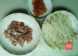 金针菇辣白菜的做法图解1