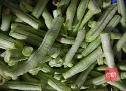 白饭鱼豆角炒蛋的做法图解1