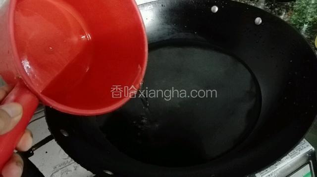 锅放入一水勺半水，盖上盖子烧沸