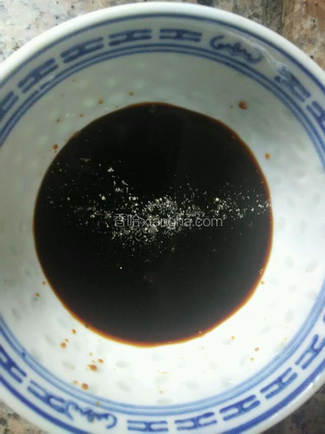 煎制鸡翅同时准备简单酱料，酱油，糖，胡椒粉，酒