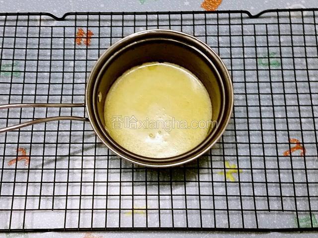 油和椰漿倒入小鍋中，加入30克細砂糖，小火加熱至沸騰離火
