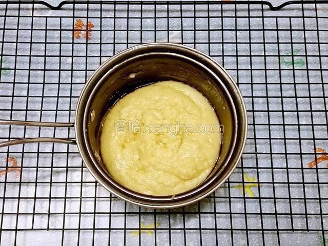 篩入低筋麵粉，快速攪拌均勻成燙麵團