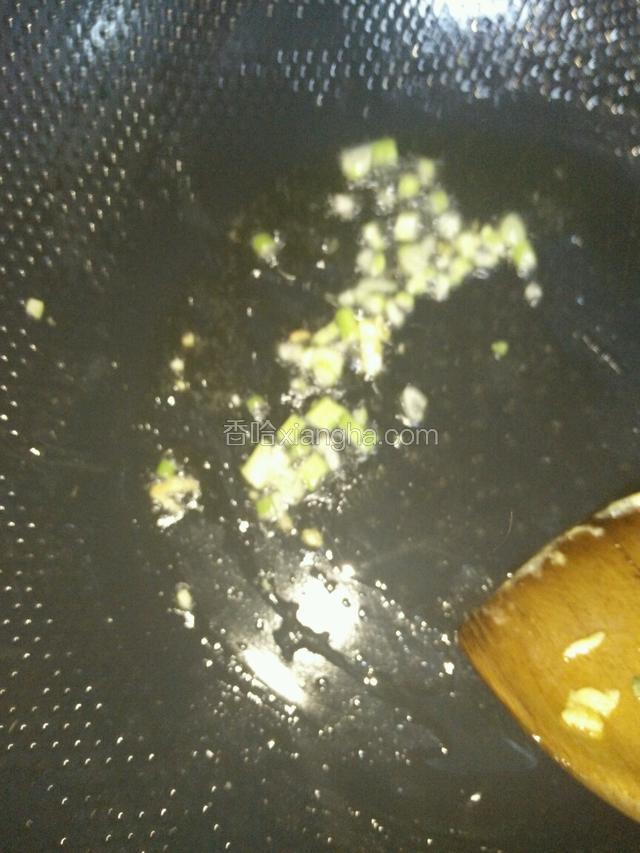 锅内倒入油适量，七成热，撒入切好的葱花