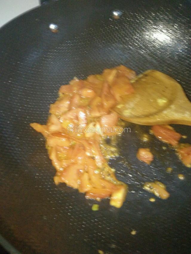 爆香后，倒入番茄，撒些糖