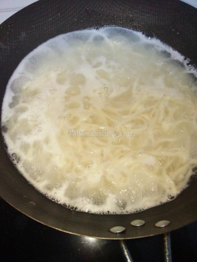 水烧开，下面条