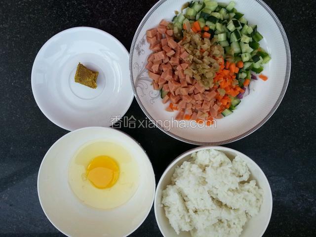 鸡蛋磕入碗中打散，其他食材全部切小丁