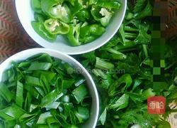 芹菜辣椒炖咸鱼的做法图解1