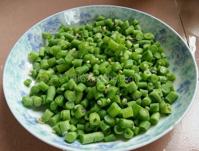 焖煮过的豇豆丁，控干水份。装盘备用