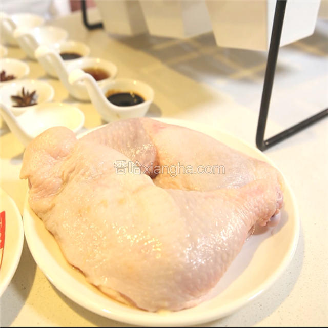 鸡腿洗净，锅中加清水烧开，下鸡腿焯水，撇去浮沫，焯净血水，捞出控水备用。