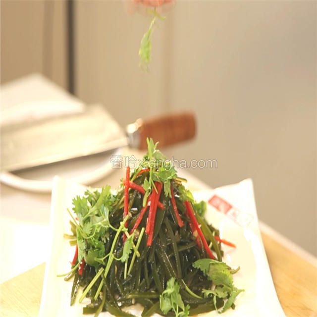 放些红椒丝，撒些香菜即可。